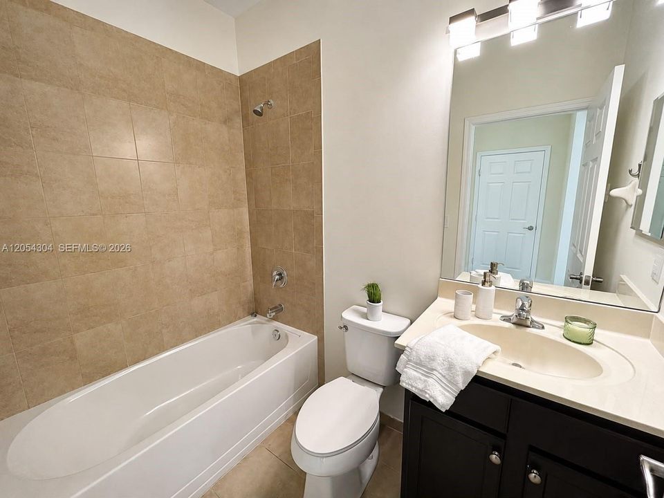 Activo con contrato: $3,895 (3 camas, 3 baños, 1852 Pies cuadrados)