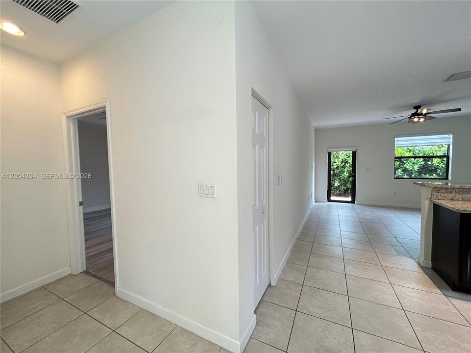 Activo con contrato: $3,895 (3 camas, 3 baños, 1852 Pies cuadrados)