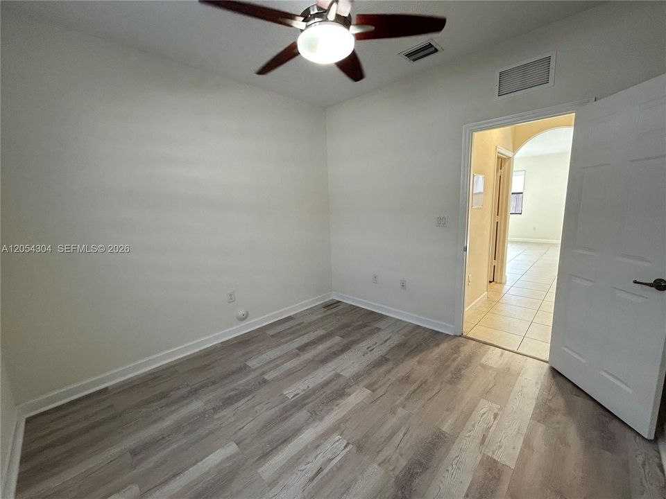 Activo con contrato: $3,895 (3 camas, 3 baños, 1852 Pies cuadrados)