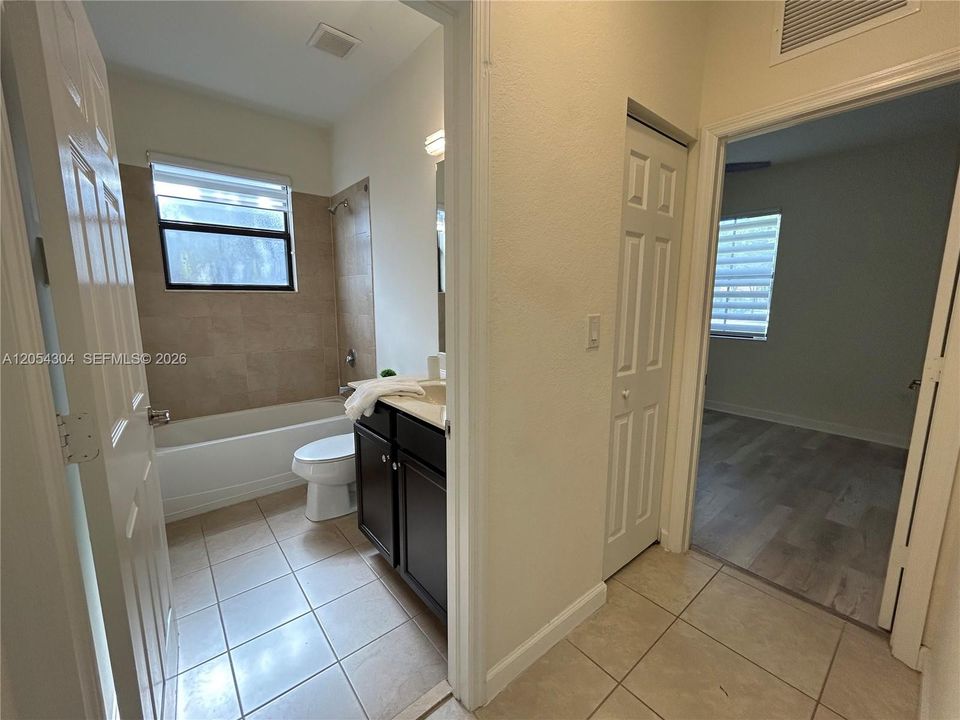 Activo con contrato: $3,895 (3 camas, 3 baños, 1852 Pies cuadrados)