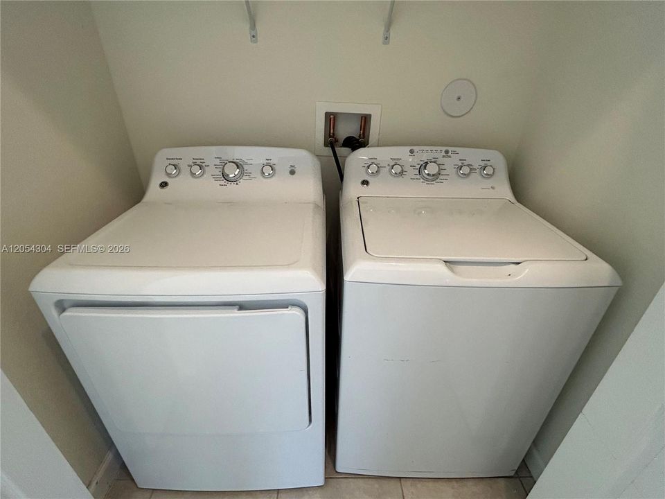 Activo con contrato: $3,895 (3 camas, 3 baños, 1852 Pies cuadrados)
