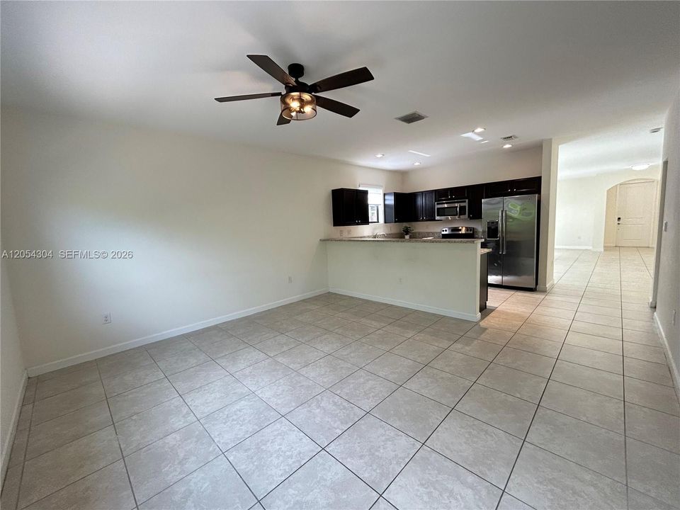 Activo con contrato: $3,895 (3 camas, 3 baños, 1852 Pies cuadrados)