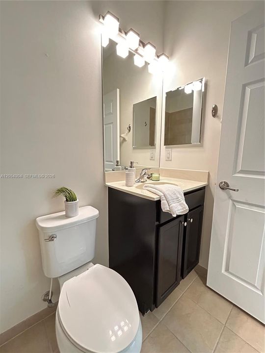 Activo con contrato: $3,895 (3 camas, 3 baños, 1852 Pies cuadrados)