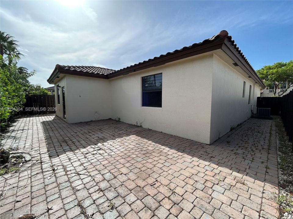 Activo con contrato: $3,895 (3 camas, 3 baños, 1852 Pies cuadrados)