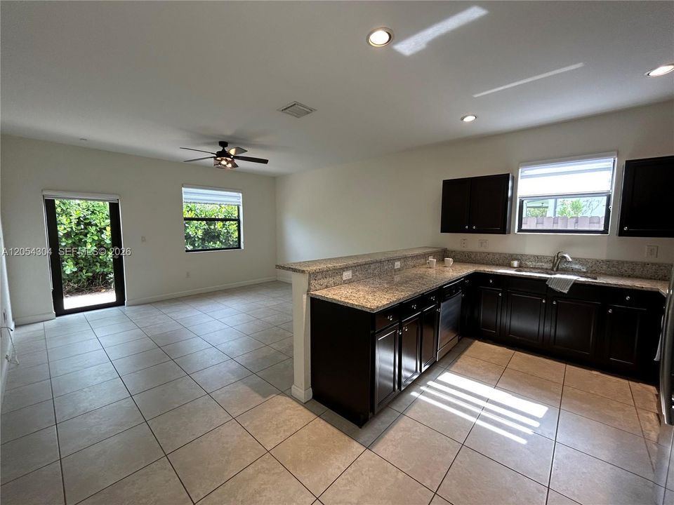 Activo con contrato: $3,895 (3 camas, 3 baños, 1852 Pies cuadrados)