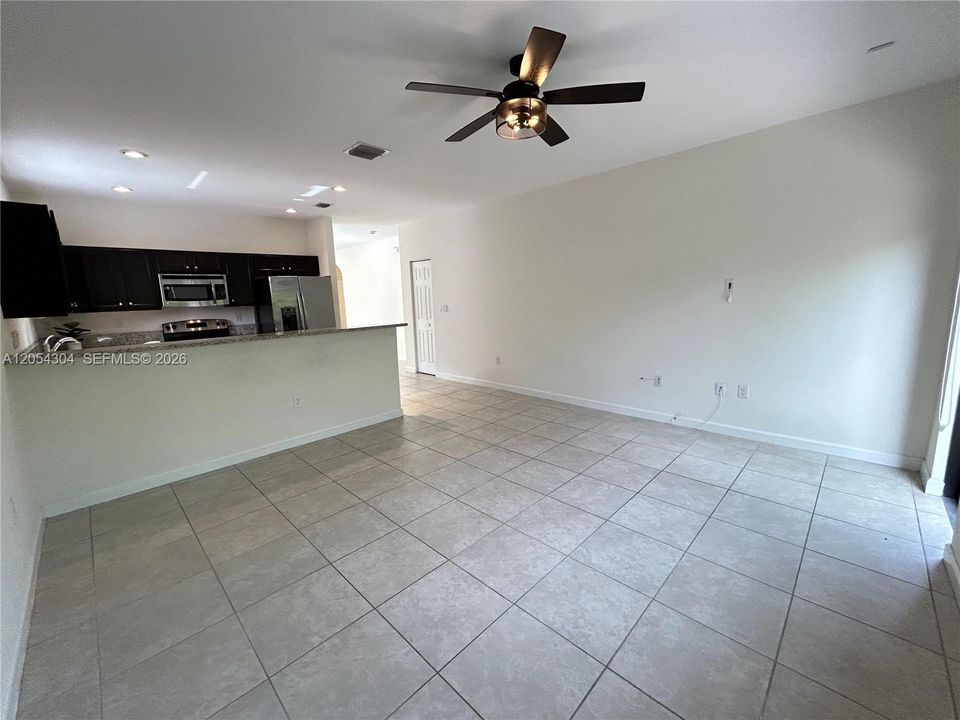 Activo con contrato: $3,895 (3 camas, 3 baños, 1852 Pies cuadrados)