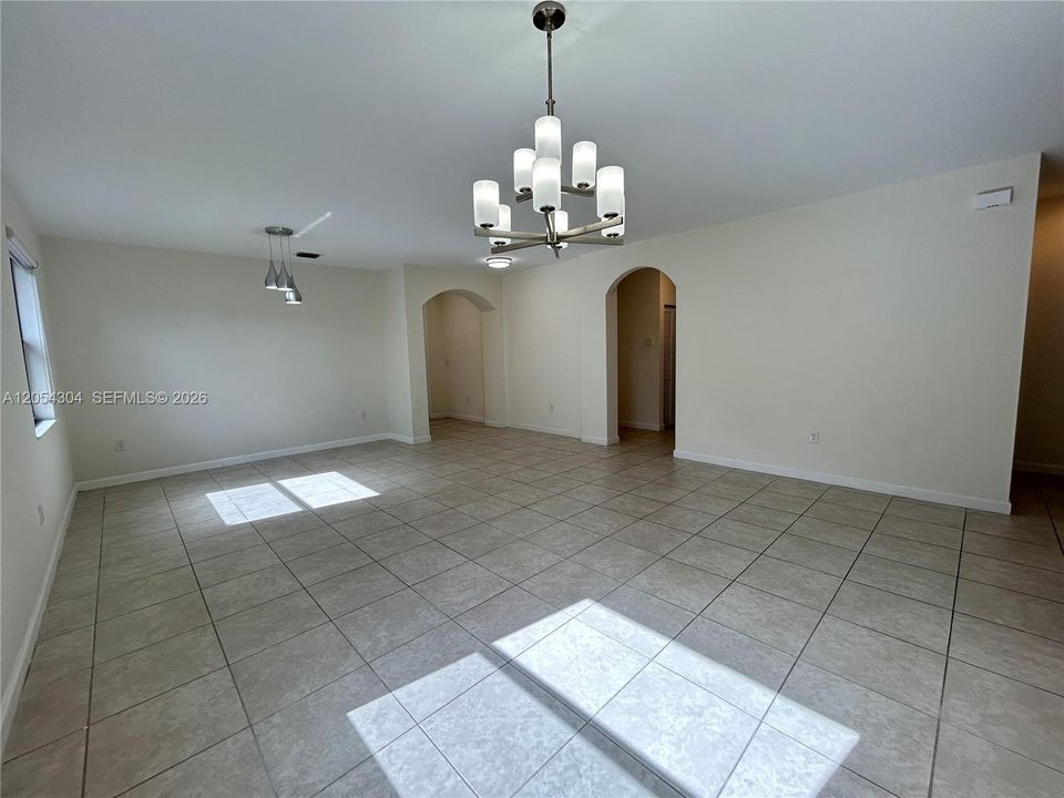 Activo con contrato: $3,895 (3 camas, 3 baños, 1852 Pies cuadrados)