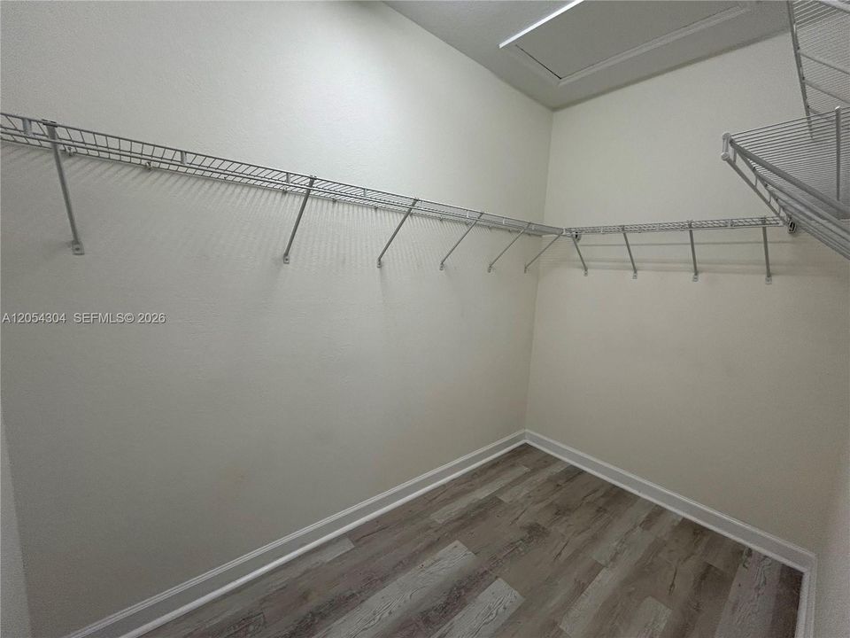 Activo con contrato: $3,895 (3 camas, 3 baños, 1852 Pies cuadrados)
