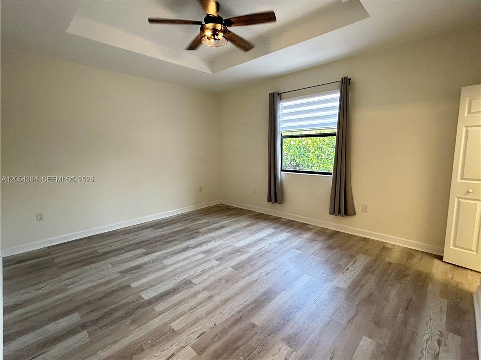 Activo con contrato: $3,895 (3 camas, 3 baños, 1852 Pies cuadrados)