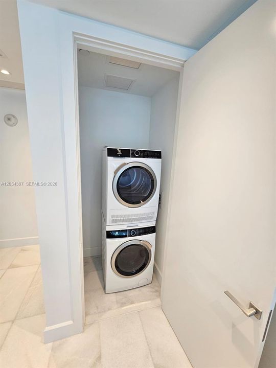 Active With Contract: $4,500 (1 beds, 1 baths, 776 Square Feet)