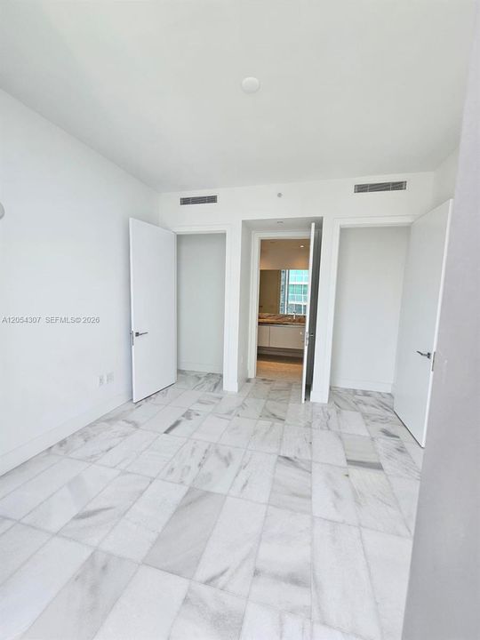 Active With Contract: $4,500 (1 beds, 1 baths, 776 Square Feet)