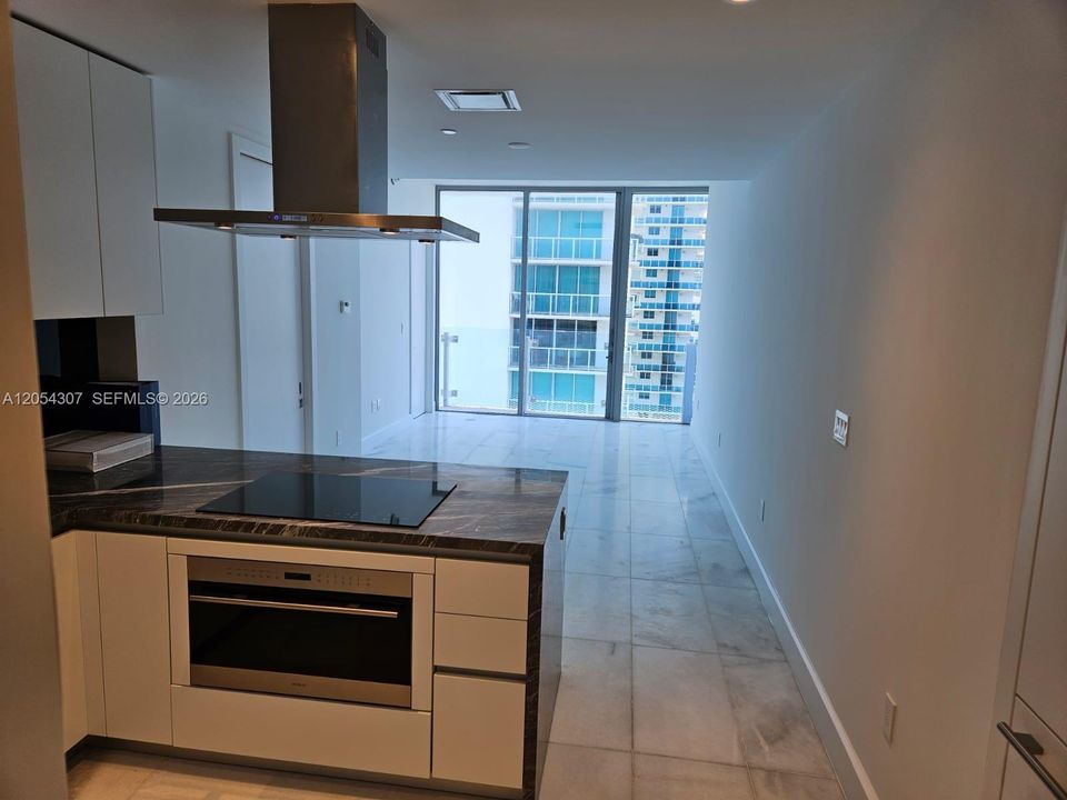 Active With Contract: $4,500 (1 beds, 1 baths, 776 Square Feet)