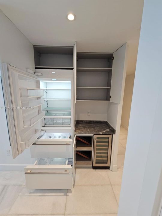 Active With Contract: $4,500 (1 beds, 1 baths, 776 Square Feet)
