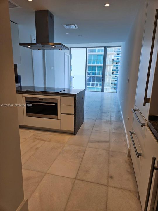 Active With Contract: $4,500 (1 beds, 1 baths, 776 Square Feet)