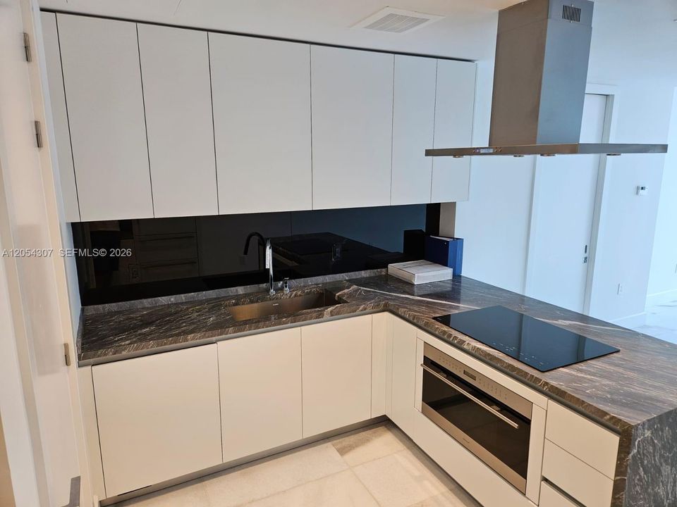 Active With Contract: $4,500 (1 beds, 1 baths, 776 Square Feet)