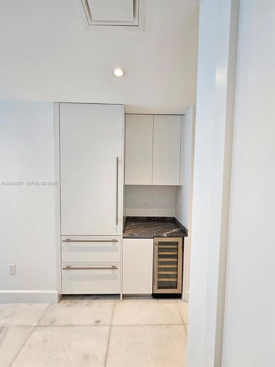 Active With Contract: $4,500 (1 beds, 1 baths, 776 Square Feet)
