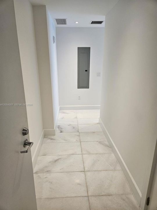 Active With Contract: $4,500 (1 beds, 1 baths, 776 Square Feet)