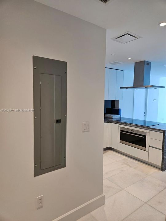 Active With Contract: $4,500 (1 beds, 1 baths, 776 Square Feet)