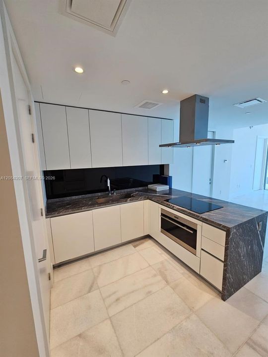 Active With Contract: $4,500 (1 beds, 1 baths, 776 Square Feet)
