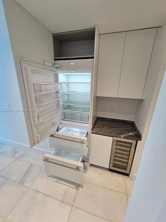 Active With Contract: $4,500 (1 beds, 1 baths, 776 Square Feet)