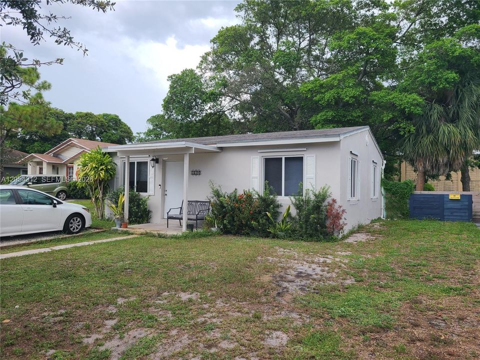 For Rent: $2,200 (2 beds, 1 baths, 720 Square Feet)