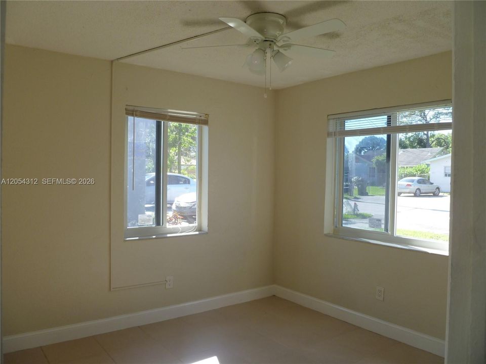 For Rent: $2,200 (2 beds, 1 baths, 720 Square Feet)