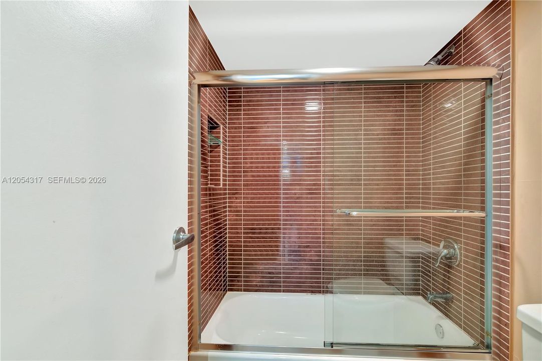 Master Bathroom Tub / Shower