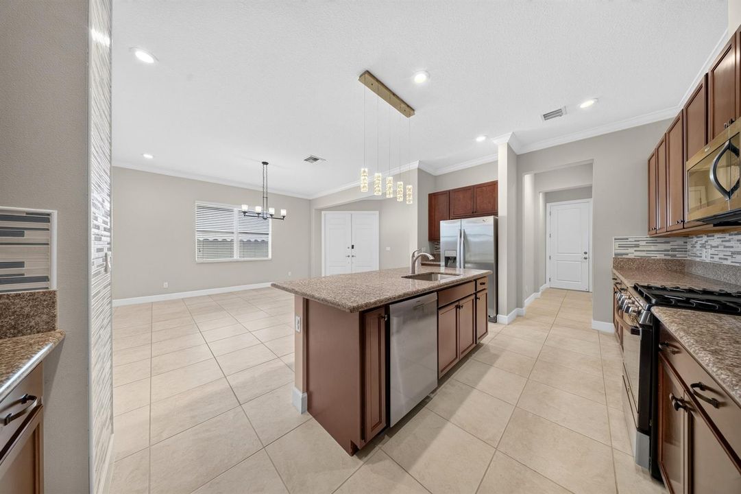 8883 KINGSMOOR Way