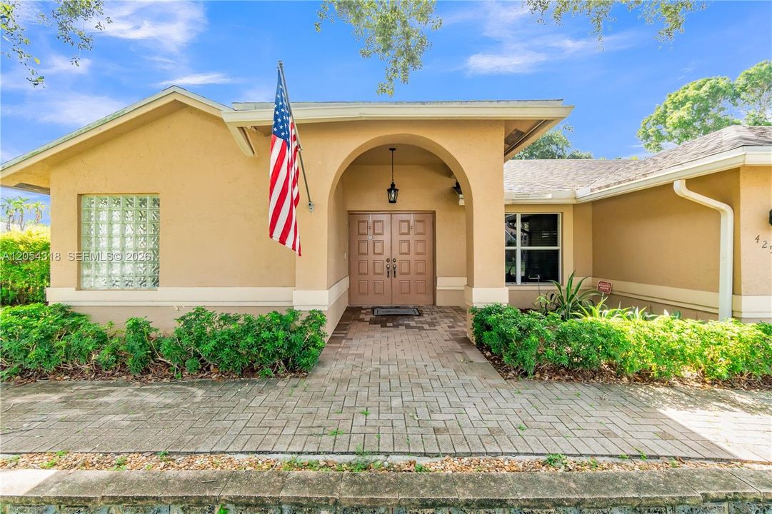 For Sale: $735,000 (3 beds, 2 baths, 1753 Square Feet)