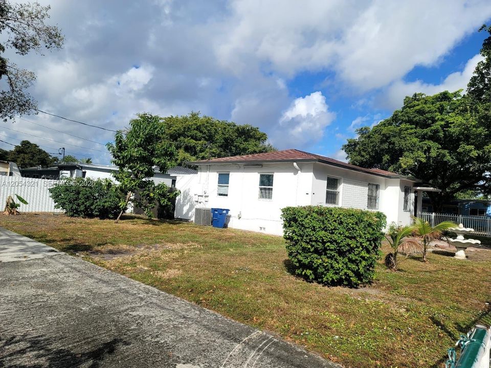 For Rent: $2,500 (3 beds, 1 baths, 1299 Square Feet)