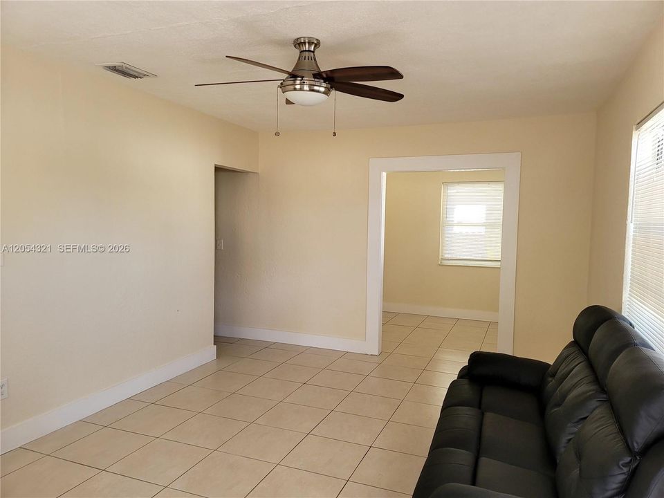 For Rent: $2,500 (3 beds, 1 baths, 1299 Square Feet)