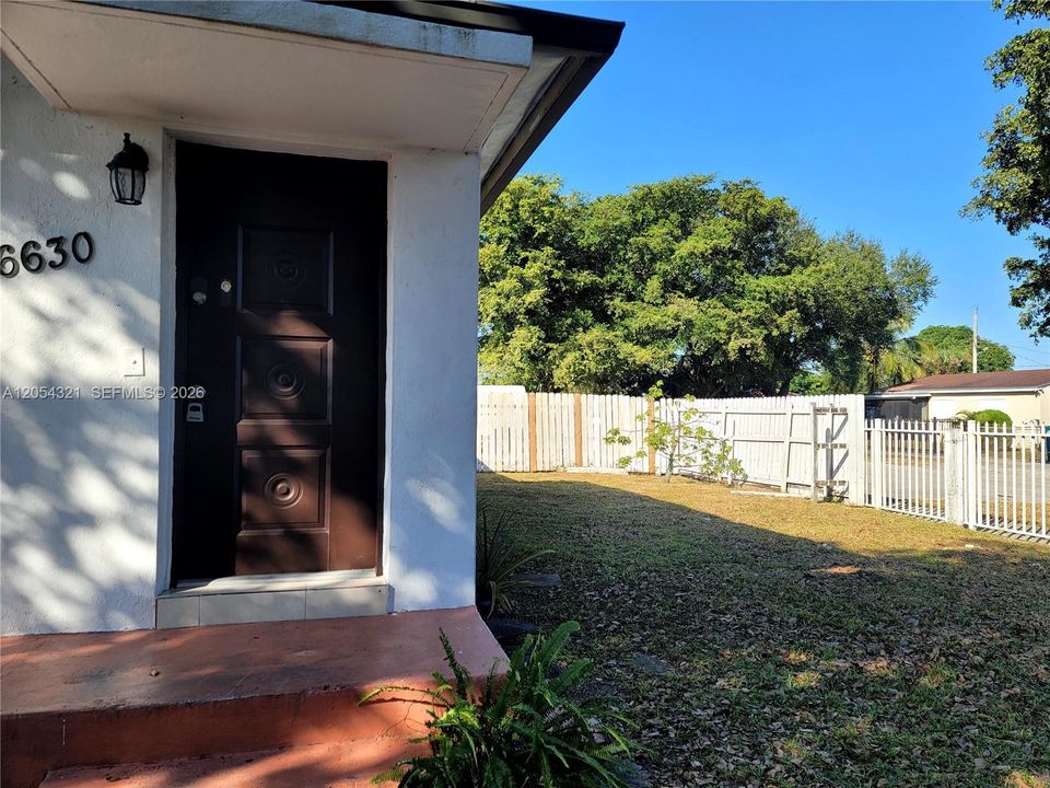 For Rent: $2,500 (3 beds, 1 baths, 1299 Square Feet)