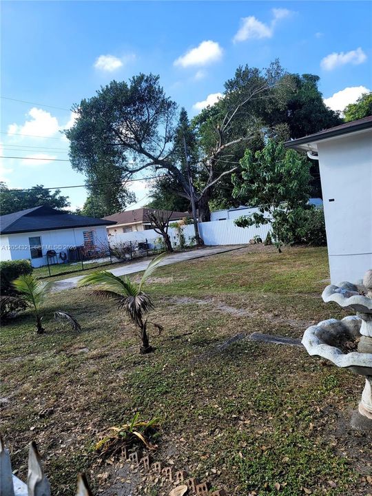 For Rent: $2,500 (3 beds, 1 baths, 1299 Square Feet)