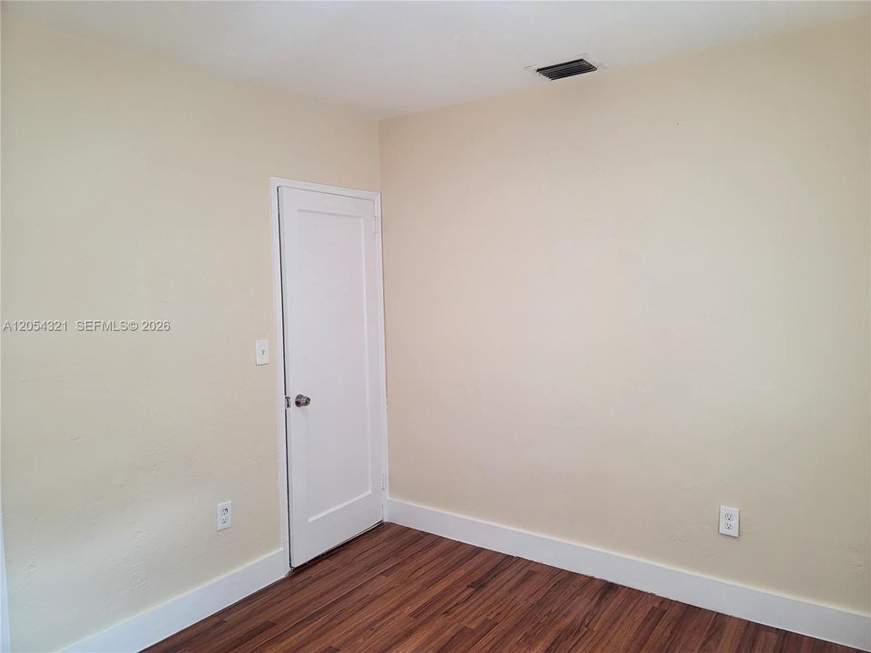 For Rent: $2,500 (3 beds, 1 baths, 1299 Square Feet)
