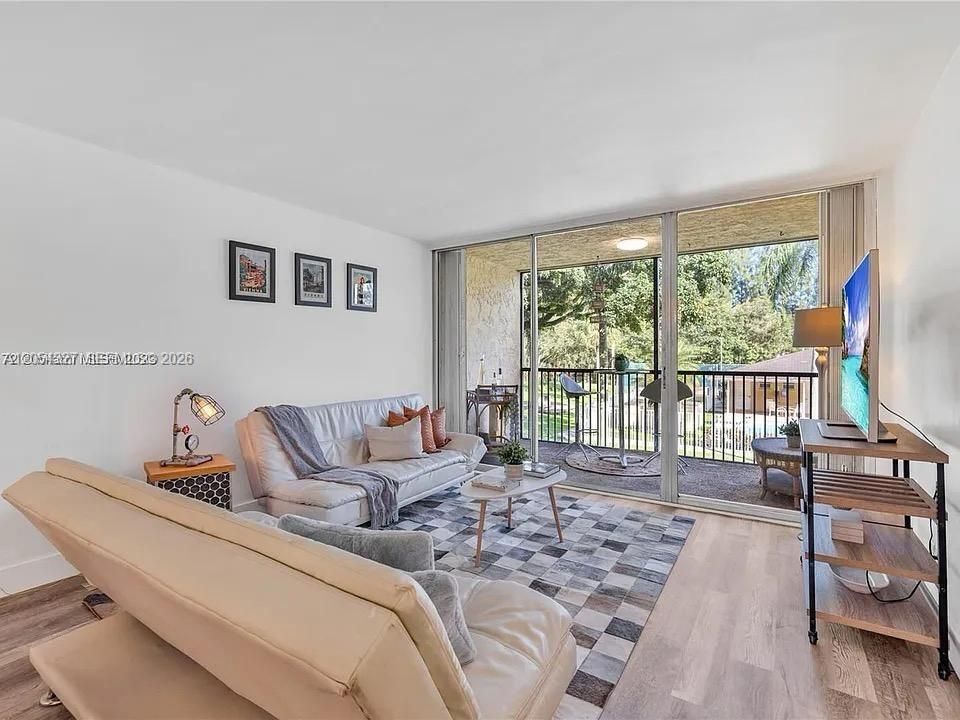 В аренду: $2,100 (2 спален, 2 ванн, 990 Квадратных фут)