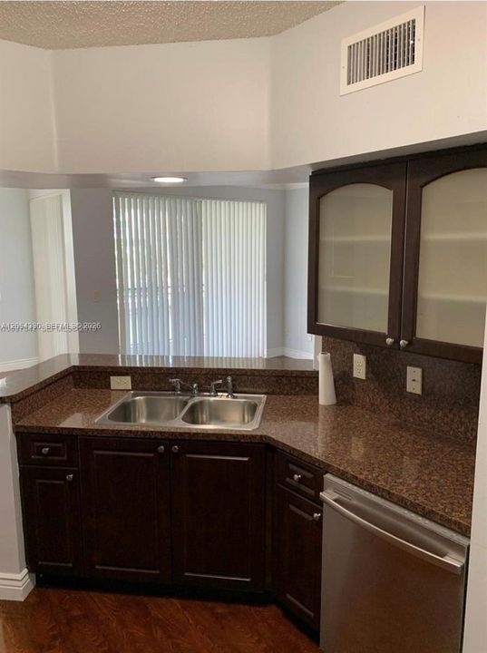 В аренду: $3,500 (3 спален, 2 ванн, 1320 Квадратных фут)