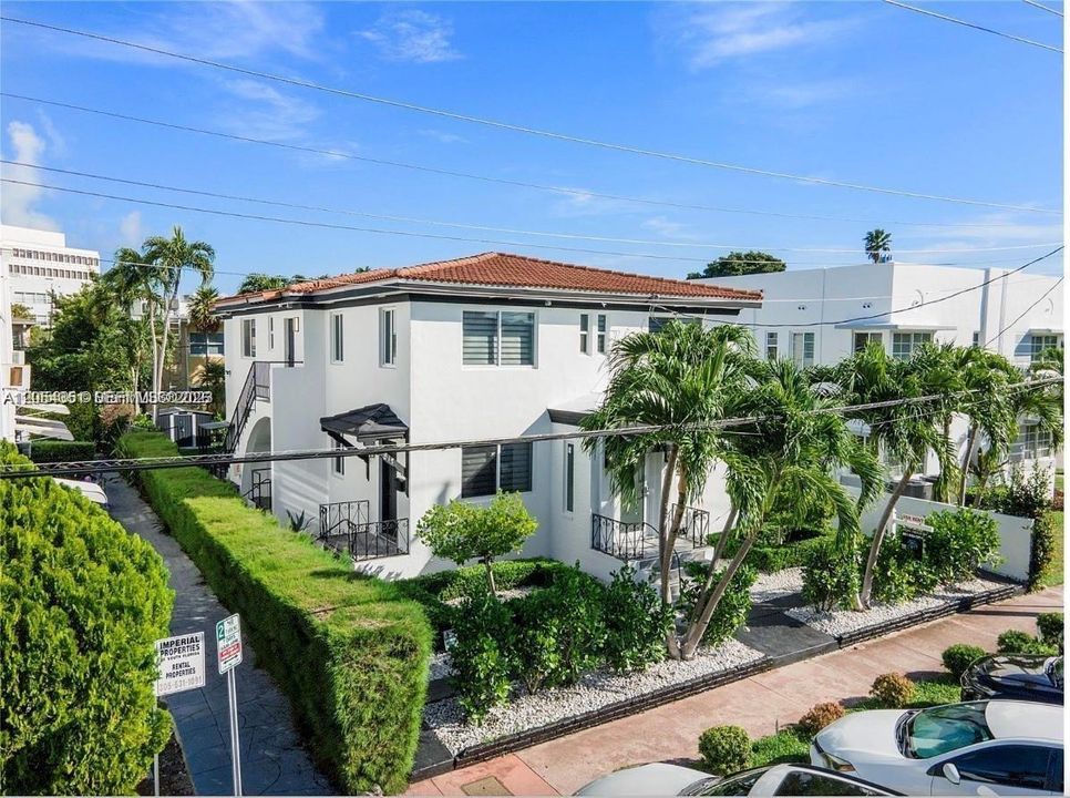 For Rent: $3,250 (2 beds, 2 baths, 900 Square Feet)