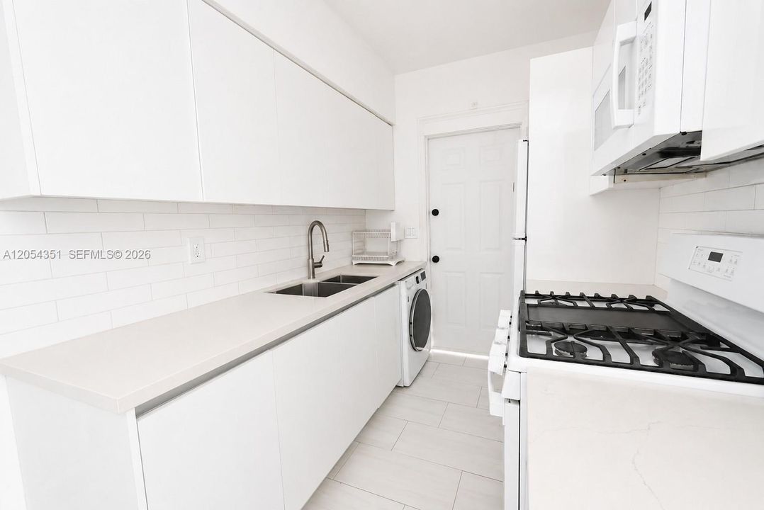 For Rent: $3,250 (2 beds, 2 baths, 900 Square Feet)