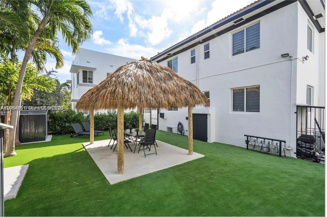 For Rent: $3,250 (2 beds, 2 baths, 900 Square Feet)