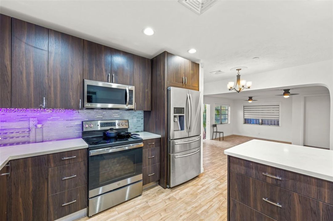 En Venta: $960,000 (5 camas, 4 baños, 2280 Pies cuadrados)