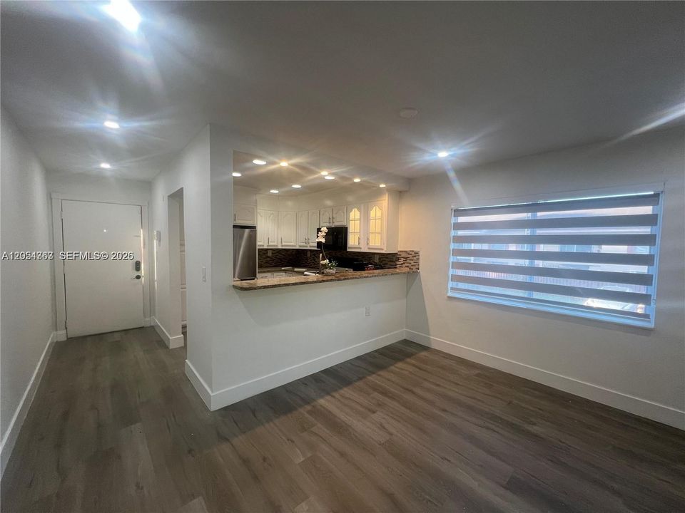 For Sale: $330,000 (2 beds, 2 baths, 986 Square Feet)