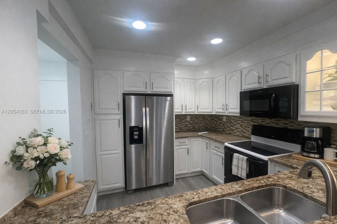 For Sale: $330,000 (2 beds, 2 baths, 986 Square Feet)