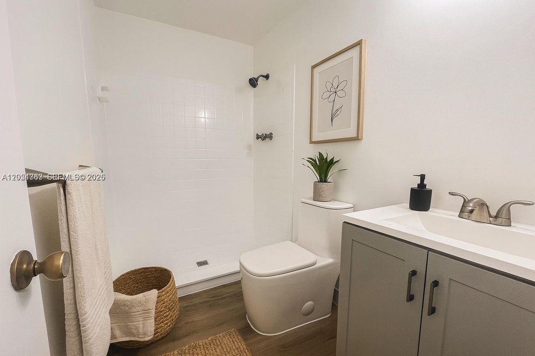For Sale: $330,000 (2 beds, 2 baths, 986 Square Feet)