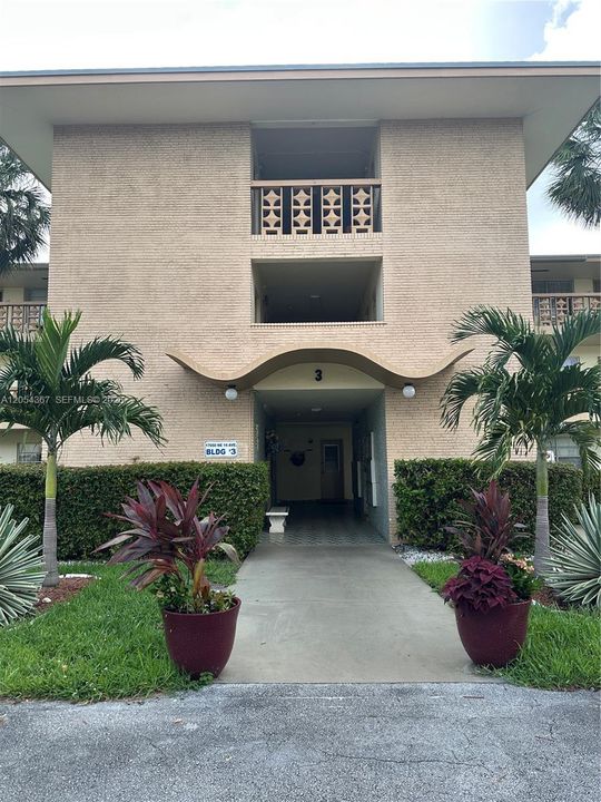 For Sale: $60,000 (1 beds, 1 baths, 688 Square Feet)