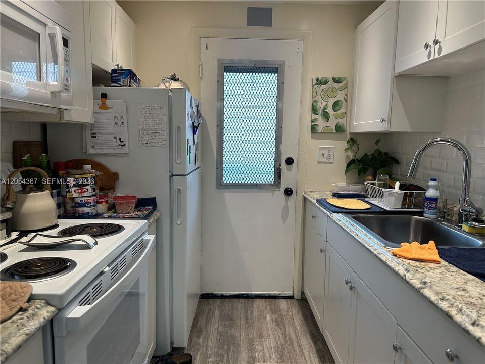 For Sale: $60,000 (1 beds, 1 baths, 688 Square Feet)