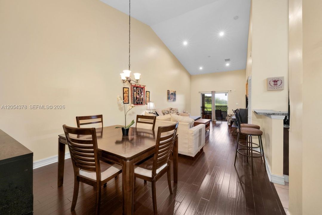 En Venta: $310,000 (2 camas, 2 baños, 1057 Pies cuadrados)