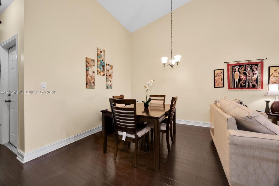 En Venta: $310,000 (2 camas, 2 baños, 1057 Pies cuadrados)