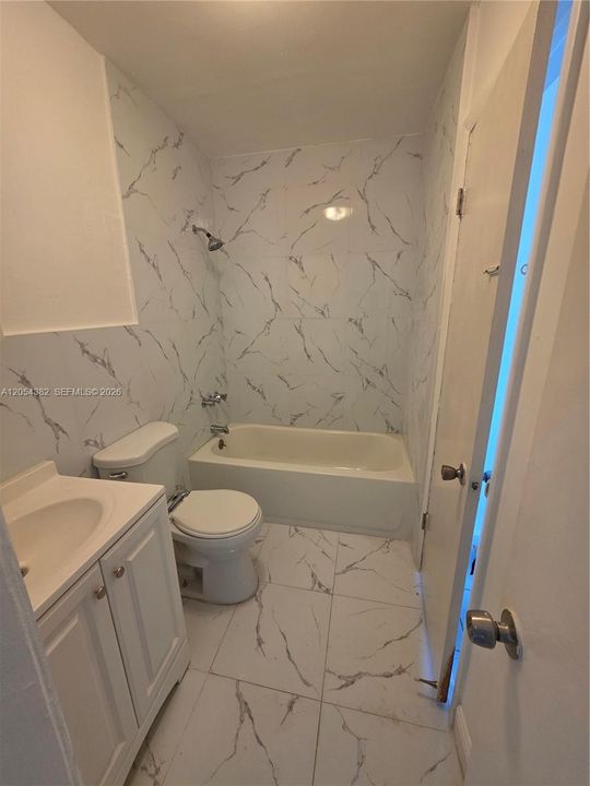 For Sale: $310,000 (2 beds, 1 baths, 880 Square Feet)