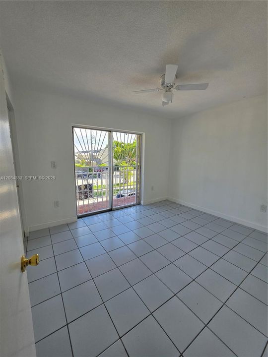 For Sale: $310,000 (2 beds, 1 baths, 880 Square Feet)