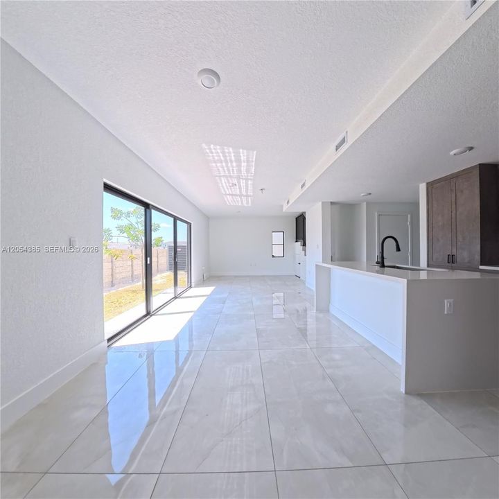 На продажу: $470,000 (5 спален, 3 ванн, 1810 Квадратных фут)